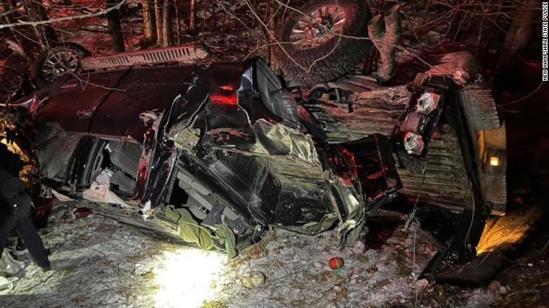 ティンズリーに導かれた警官らは、横転して大破した小型トラックを発見/New Hampshire State Police