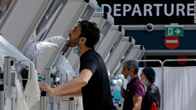 新型コロナの検査を受ける人＝２０２１年４月６日、イスラエルのベングリオン空港/JACK GUEZ/AFP via Getty Images