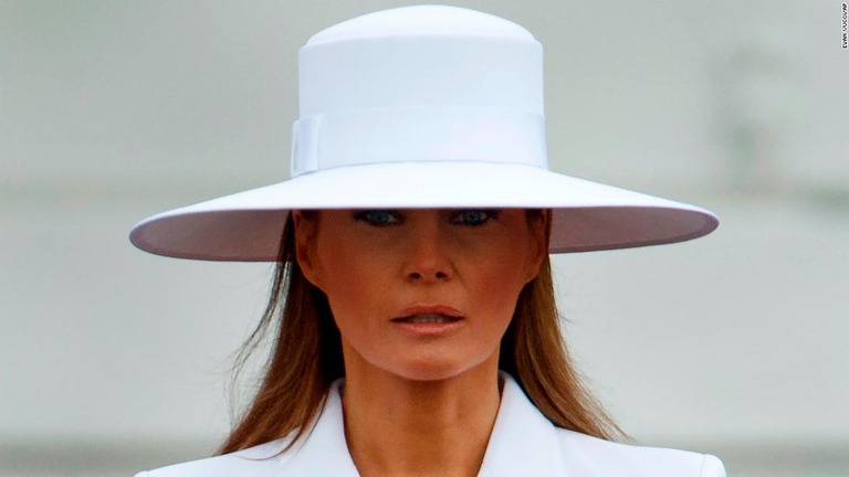 メラニア夫人がカスタムメードの白い帽子など３点を競売に出品する/Evan Vucci/AP