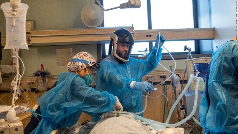 集中治療室（ＩＣＵ）で新型コロナの患者のケアにあたる医療従事者ら＝２０２１年１２月３１日、米カリフォルニア州ロサンゼルス/Francine Orr/Los Angeles Times/Getty Images