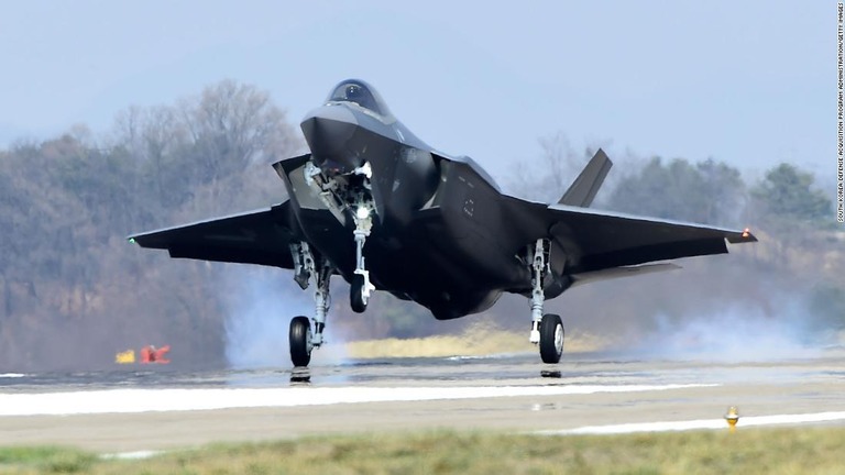 韓国・中原空軍基地に着陸するＦ３５Ａ戦闘機＝２０１９年３月２９日撮影/South Korea Defense Acquisition Program Administration/Getty Images