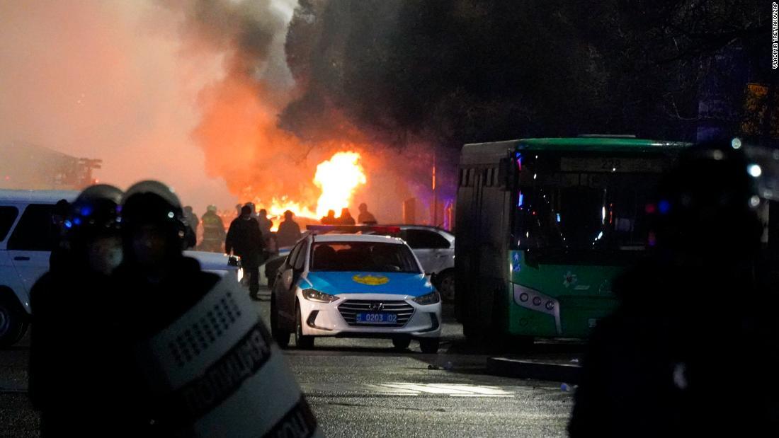 抗議行動者と警官の衝突により、通りには火の手が上がった＝５日、カザフスタンのアルマトイ中心部/Vladimir Tretyakov/AP