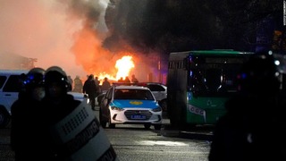 抗議行動者と警官の衝突により、通りには火の手が上がった＝５日、カザフスタンのアルマトイ中心部