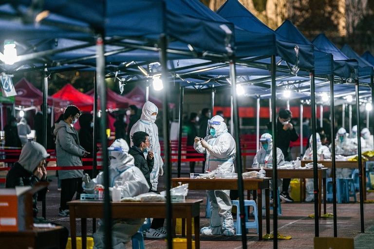 西安市で西北工業大学の学生が新型コロナウイルスの検査を受ける様子/Zheng Tingpeng/VCG/Getty Images
