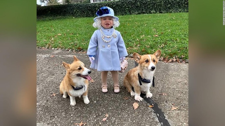 英エリザベス女王の仮装に身を包み、２匹のコーギー犬と写真に収まるジェレインちゃん/Courtesy Katelyn Sutherland