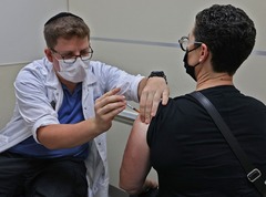 ブースター接種でコロナの死亡率９０％低下　イスラエルの研究が示唆