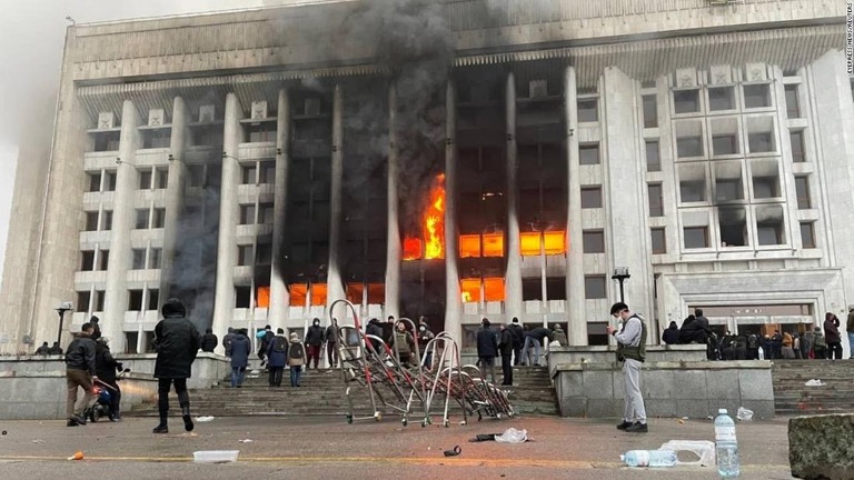抗議活動参加者が火を放ったアルマトイの行政施設/Eyepress News/Reuters