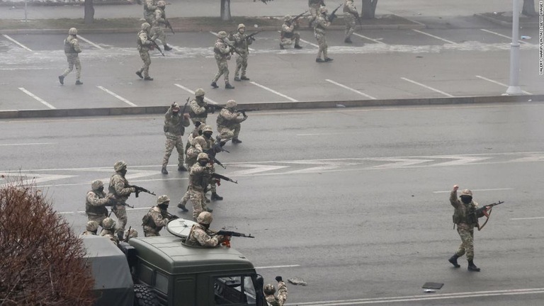 続くデモに対して治安部隊が動員された＝６日/Valery Sharifulin/TASS/Getty Images