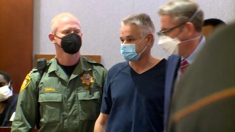 殺人罪で起訴されたエリック・ホランド被告（写真中央）/KVVU