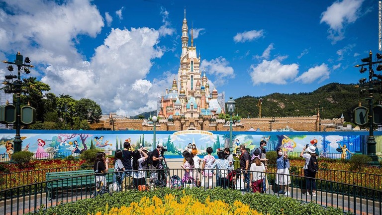 香港ディズニーランドは同園４回目の休園を発表した/Anthony Wallace/AFP/Getty Images