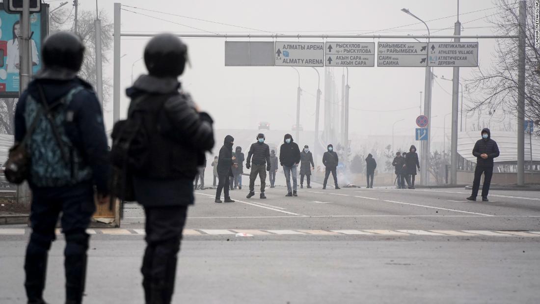 警察の包囲網付近に集まるデモ参加者ら＝５日、カザフスタン・アルマトイ/Vladimir Tretyakov/AP