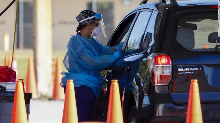 米フロリダ州マイアミでドライブスルー形式の新型コロナ検査を行う医療従事者/Eva Marie Uzcategui/Bloomberg/Getty Images