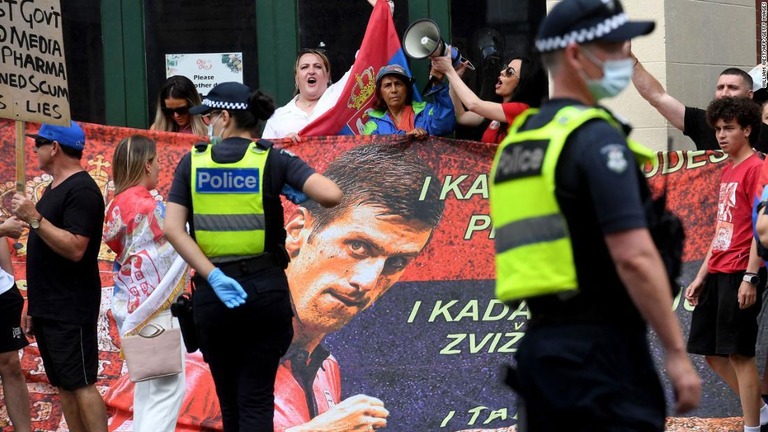 収容先のホテル前に集まり、ジョコビッチ選手の解放を訴えるファン/William West/AFP/Getty Images