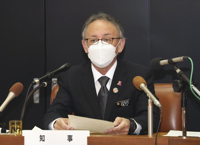 記者会見する玉城デニー沖縄県知事/Kyodo News/Getty Images