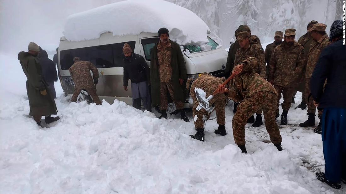 除雪作業にあたる軍要員/Inter Services Public Relations/AP