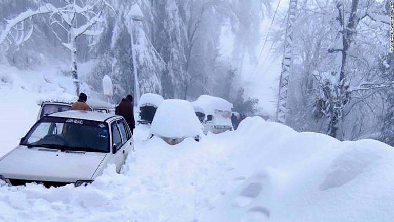 雪に埋もれた車両＝８日、パキスタン首都イスラマバードの北約４５キロ/Inter Services Public Relations/AP