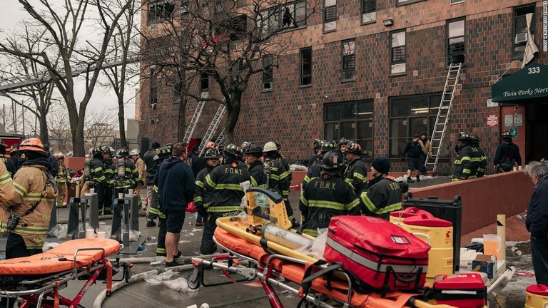 １９階建てのアパート火災現場に残る消防士/Scott Heins/Getty Images