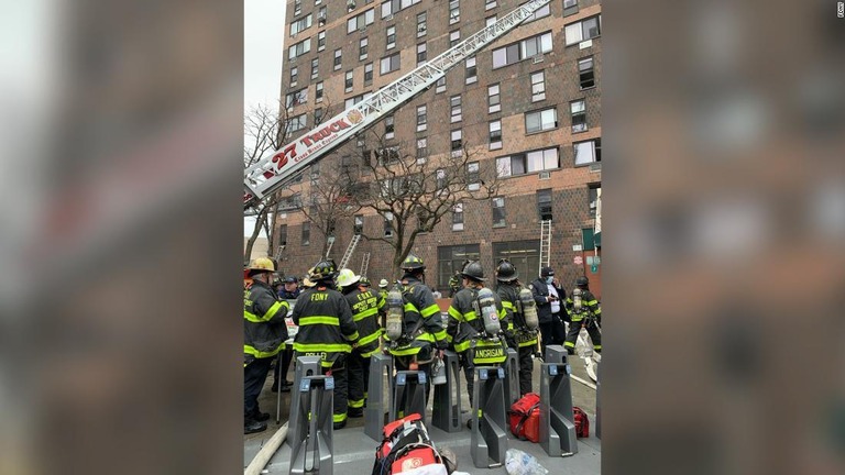 はしご車が伸びる現場/FDNY