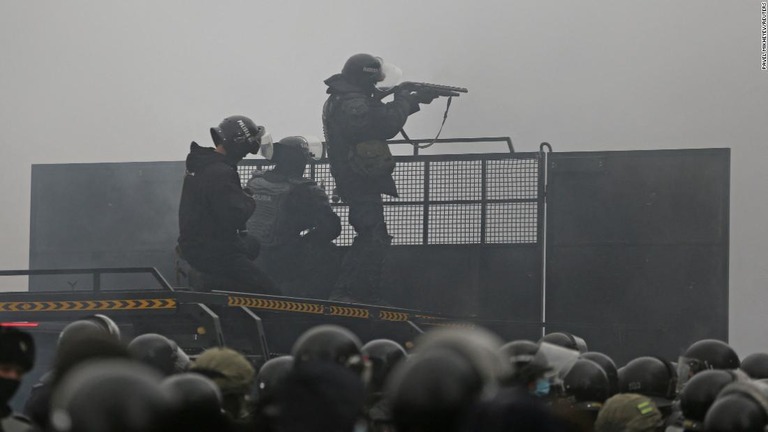 バリケードの上に立つカザフ当局。同国では燃料高騰への抗議デモが発生した/Pavel Mikheyev/Reuters