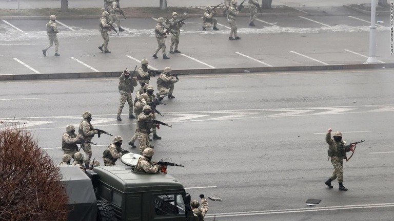 騒乱を止めるために展開する治安部隊/Valery Sharifulin/TASS/Getty Images
