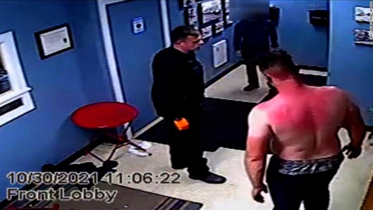 消毒液を自らかぶった男性に警官がテーザー銃を使用したところ炎が上がった/New York Attorney General