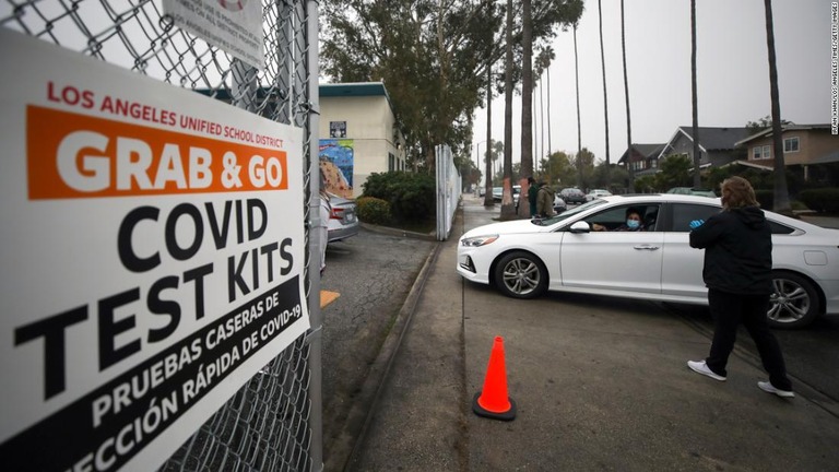 米ロサンゼルスで住民向けに無料の新型コロナ検査キットを配布する学校区のスタッフ/Irfan Khan/Los Angeles Times/Getty Images