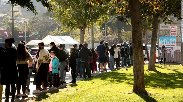 新型コロナ検査の順番待ちで列を作るロサンゼルス統一学区の生徒と職員/Genaro Molina/Los Angeles Times/Getty Images