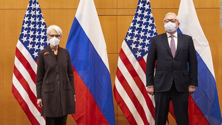 シャーマン米国務副長官（左）とロシアのリャブコフ国務次官＝１０日、ジュネーブ/Denis Balibouse/AFP/Getty Images