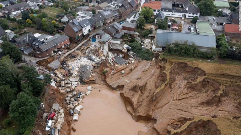 気候危機は既に世界各地で未曽有の影響を及ぼしている/Sebastien Bozon/AFP/Getty Images