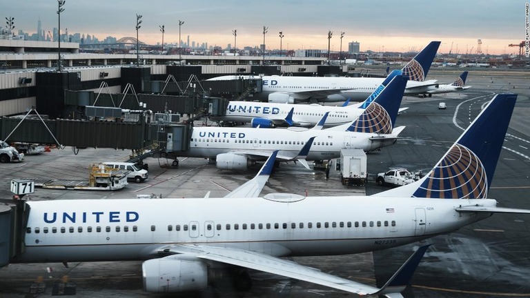 米ユナイテッド航空が感染拡大による人員不足を受け、一時的な減便に踏み切る/Spencer Platt/Getty Images 