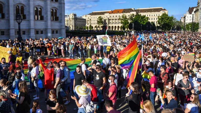 ハンガリーのＬＧＢＴＱについての法案に反対する抗議者ら＝２０２１年６月１４日、ハンガリー・ブダペストの国会議事堂付近/GERGELY BESENYEI/AFP/Getty Images