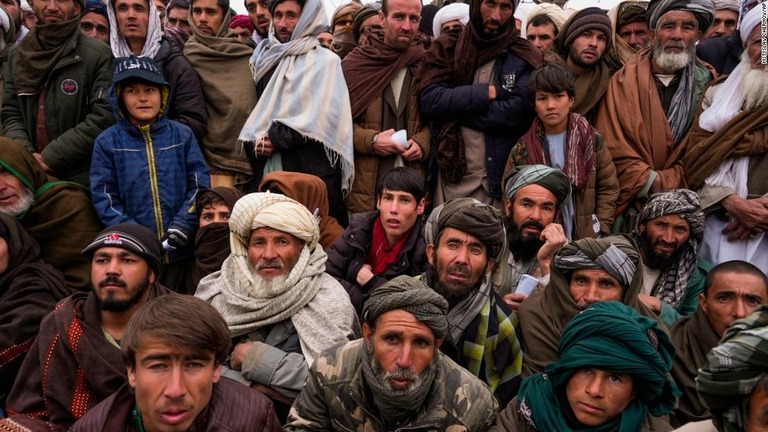 人道支援の申請に集まったアフガニスタンの町カラエナウの人々/Mstyslav Chernov/AP