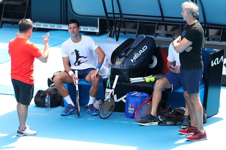 大会前に練習するノバク・ジョコビッチ選手/Kelly Defina/Pool/AFP/Getty Images