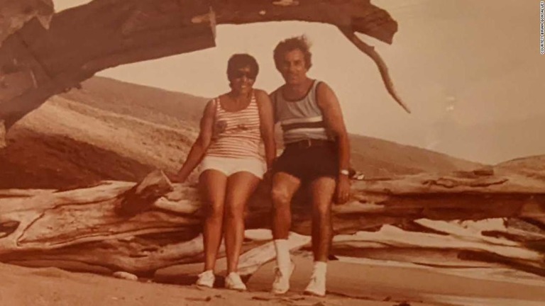 １９８０年代に家族旅行で米ハワイに行った際のアンジェリーナ・ゴンサルベスさんとジョンさん/Courtesy Brian Gonsalves