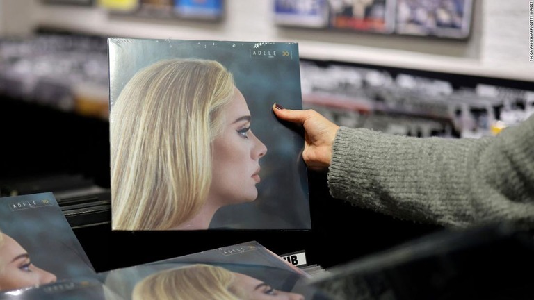 アデルの新アルバム「３０」のレコードは初週に１０万８０００枚売れた/Tolga Akmen/AFP/Getty Images