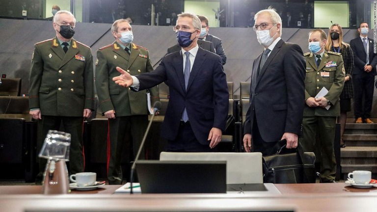会談場所に到着したロシアのグルシコ外務次官（右）とＮＡＴＯのストルテンベルグ事務総長（中央）/Olivier Hoslet/Pool/AFP/Getty Images