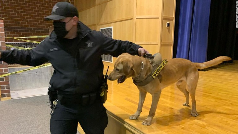 米マサチューセッツ州の学校で、新型コロナウイルスの「探知犬」が校内をパトロールしている/Bristol County Sheriff's Office