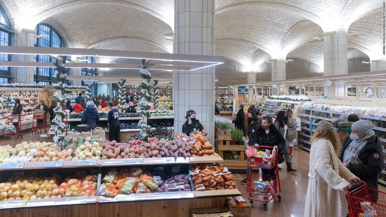 ニューヨーク市内のスーパーマーケット＝１２月２日/Jeenah Moon/Bloomberg/Getty Images