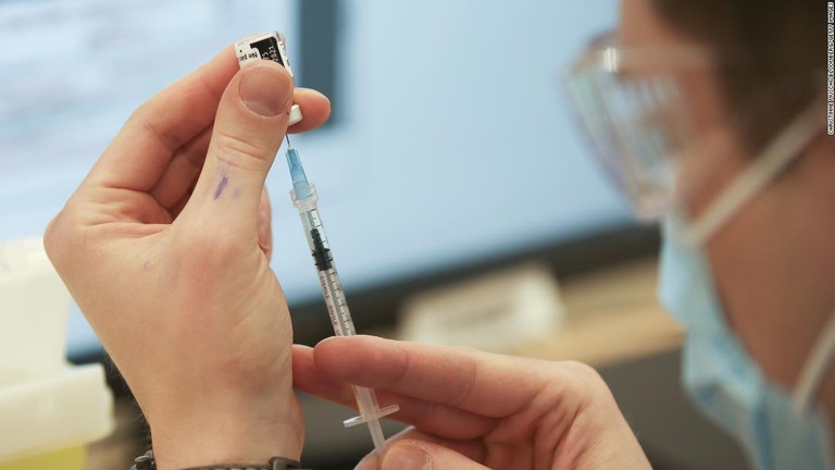 新型コロナウイルスワクチンの接種準備を行う医療従事者＝２０２１年３月１日、カナダ・ケベック州モントリオール/Christinne Muschi/Bloomberg/Getty Images