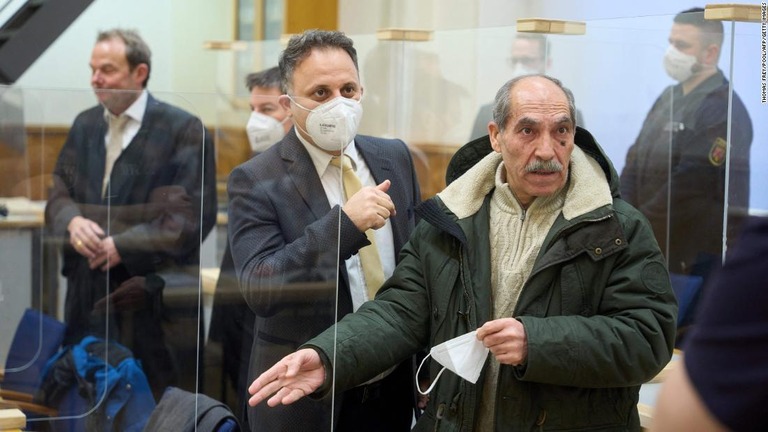 アンワル・ラスラン被告（右）＝１３日、ドイツ西部コブレンツの裁判所/Thomas Frey/Pool/AFP/Getty Images