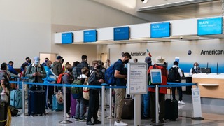 米アトランタ国際空港のチェックインカウンターで列に並ぶ旅行者ら