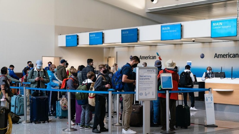 米アトランタ国際空港のチェックインカウンターで列に並ぶ旅行者ら/Elijah Nouvelage/Bloomberg/Getty Images