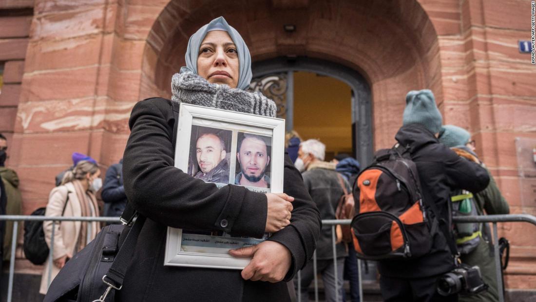 消息不明となっている5人の兄弟の写真を持つ女性=ドイツ西部コブレンツ/Bernd Lauter/AFP/Getty Images