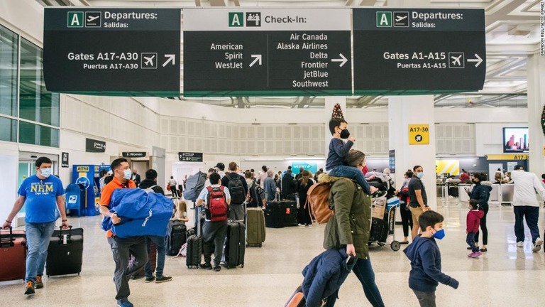 米テキサス州ヒューストンの国際空港の出発ロビー/Brandon Bell/Getty Images