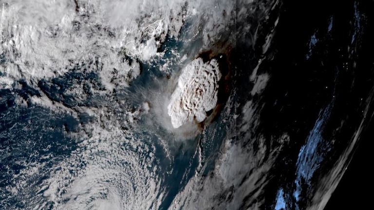 南太平洋の海底火山が噴火し、トンガに津波警報が出た/Colorado State University