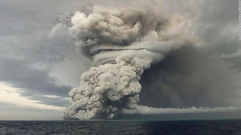海底火山の噴火で上空に吹き上げられた煙/Tonga Geological Services/EyePress/Reuters