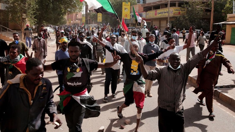 スーダンの首都ハルツームで軍のクーデターに抗議する人々/Marwan Ali/AP