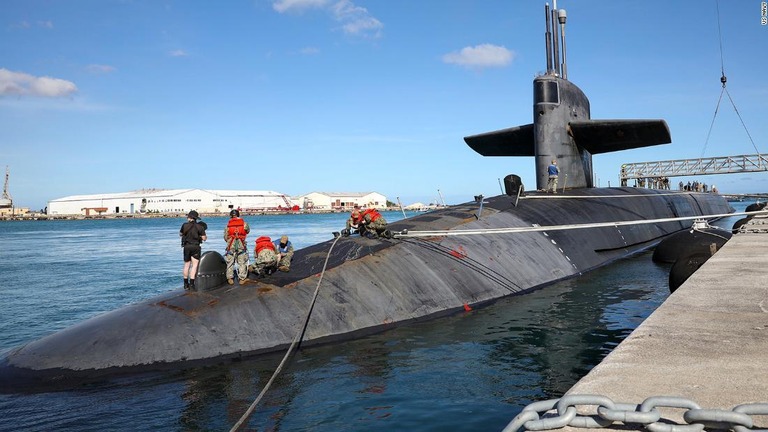 米海軍のオハイオ級弾道ミサイル原子力潜水艦「ネバダ」が先週末、米領グアムに寄港した/US Navy