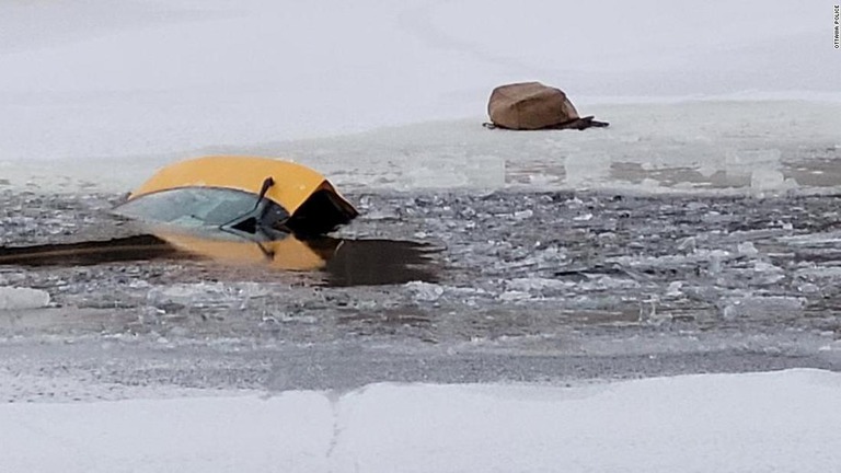 カナダで凍った川に沈んだ車の運転手を住民がカヤックなどで救出する出来事があった/Ottawa Police 