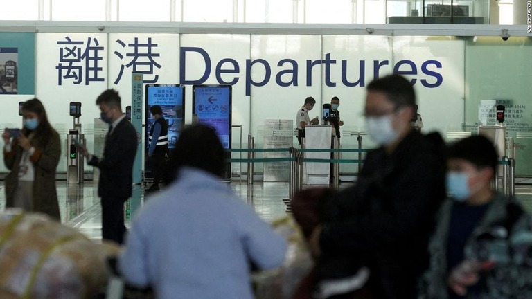 キャセイパシフィック航空の元客室乗務員２人が新型コロナウイルス感染対策の隔離義務に違反したとして逮捕された/Lam Yik/Reuters